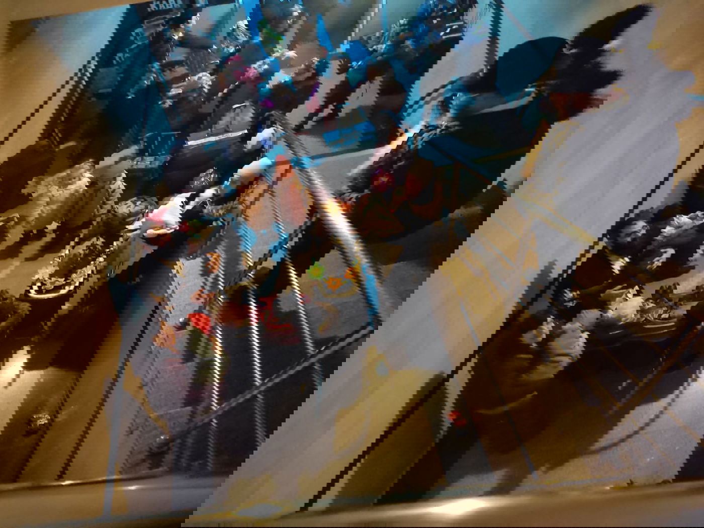 תלמידי הישיבה ומזוודותיהם לקראת הימלטות מאזור הישיבה