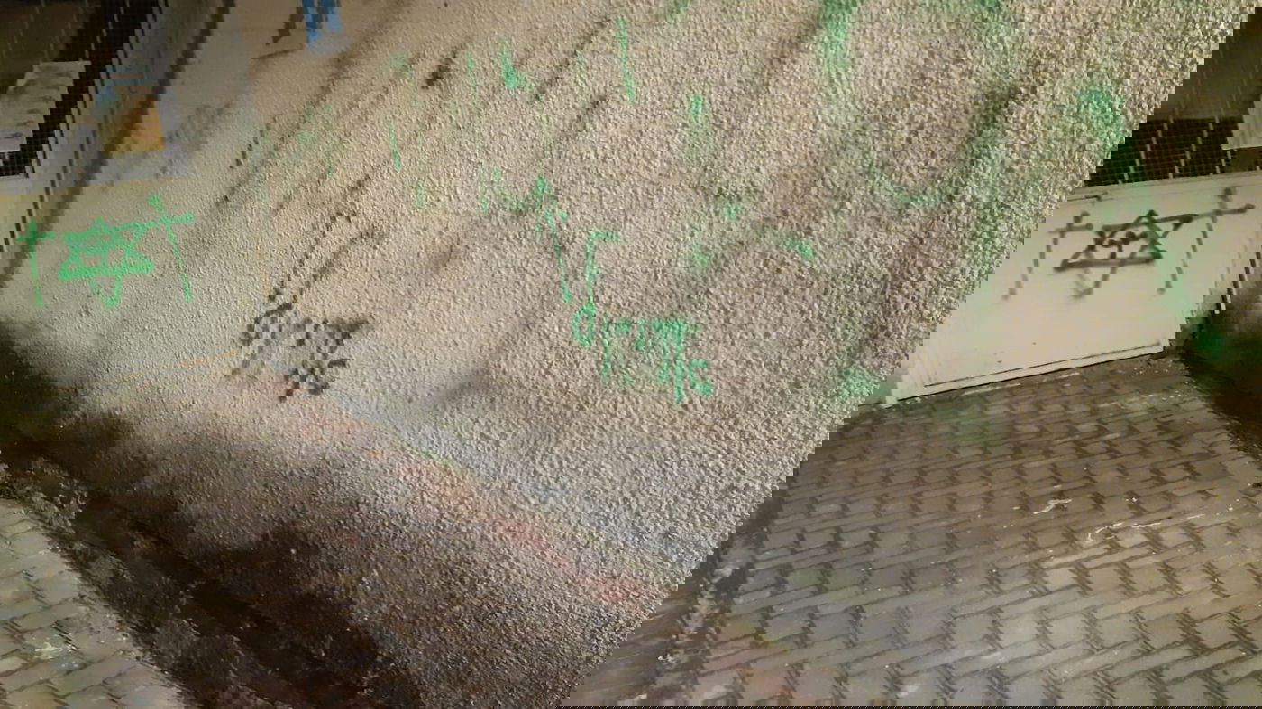 המתפללים נדהמו: צלבים ונאצות אנטישמיות רוססו בבית הכנסת