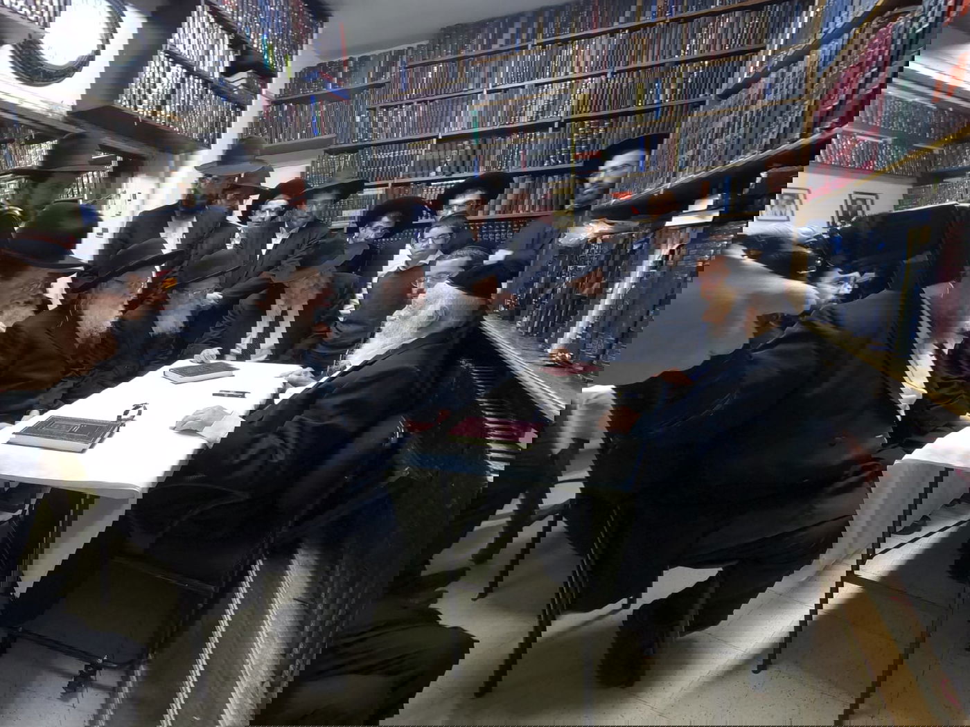 תיעוד ענק: ניחום אבלים אצל הגרב"ד פוברסקי