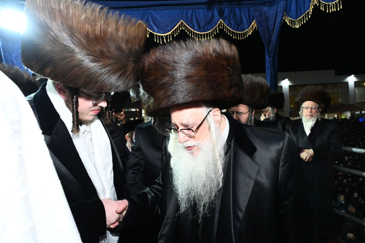 אלפי חסידי צאנז חגגו את נישואי נכדת האדמו"ר