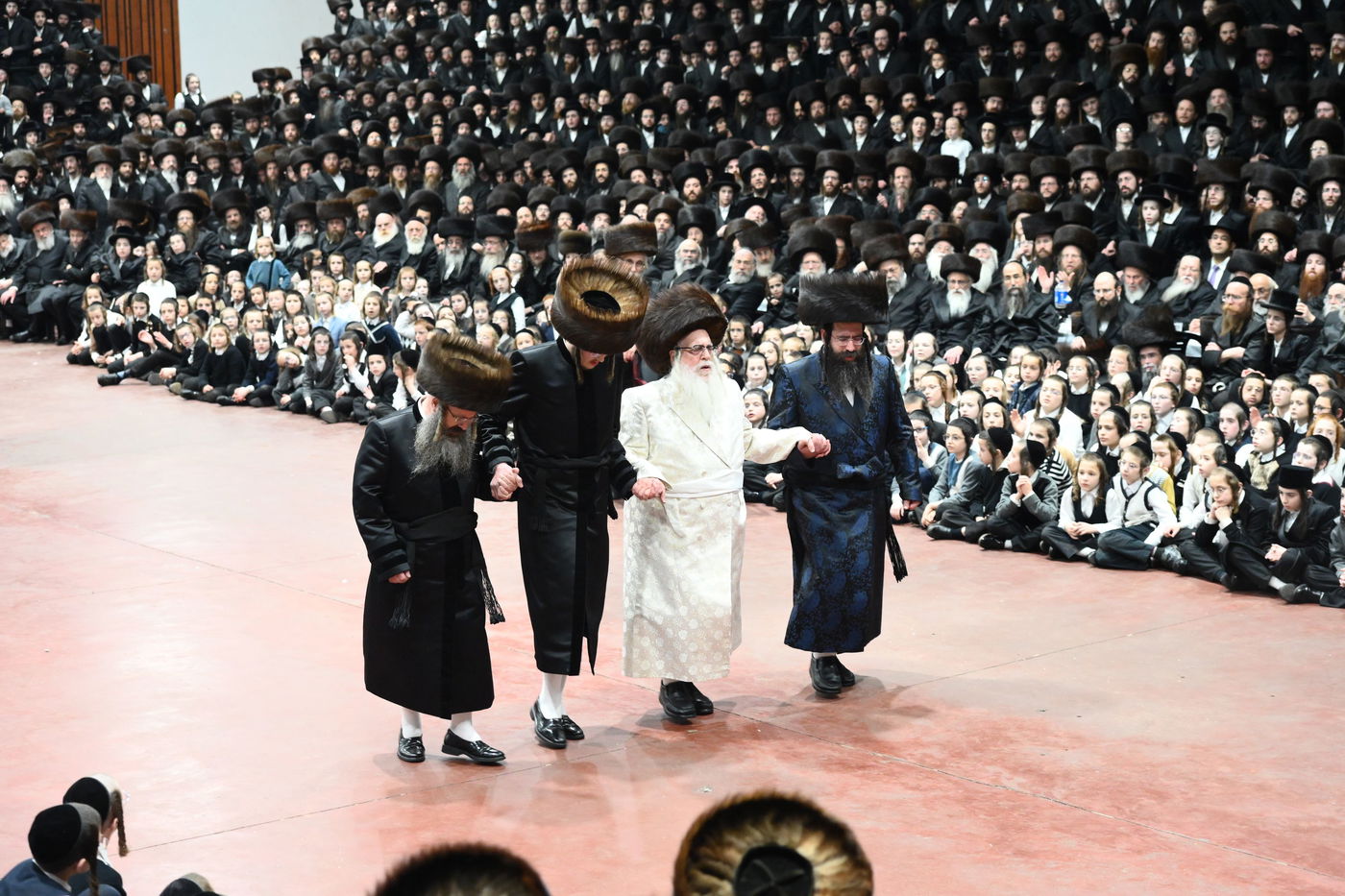 אלפי חסידי צאנז חגגו את נישואי נכדת האדמו"ר