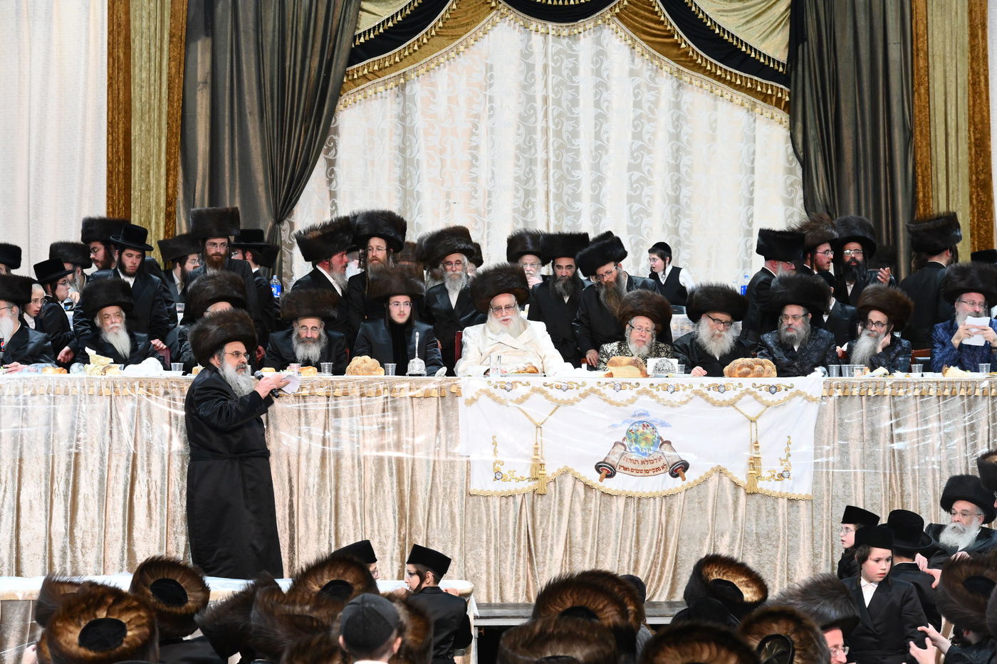 אלפי חסידי צאנז חגגו את נישואי נכדת האדמו"ר