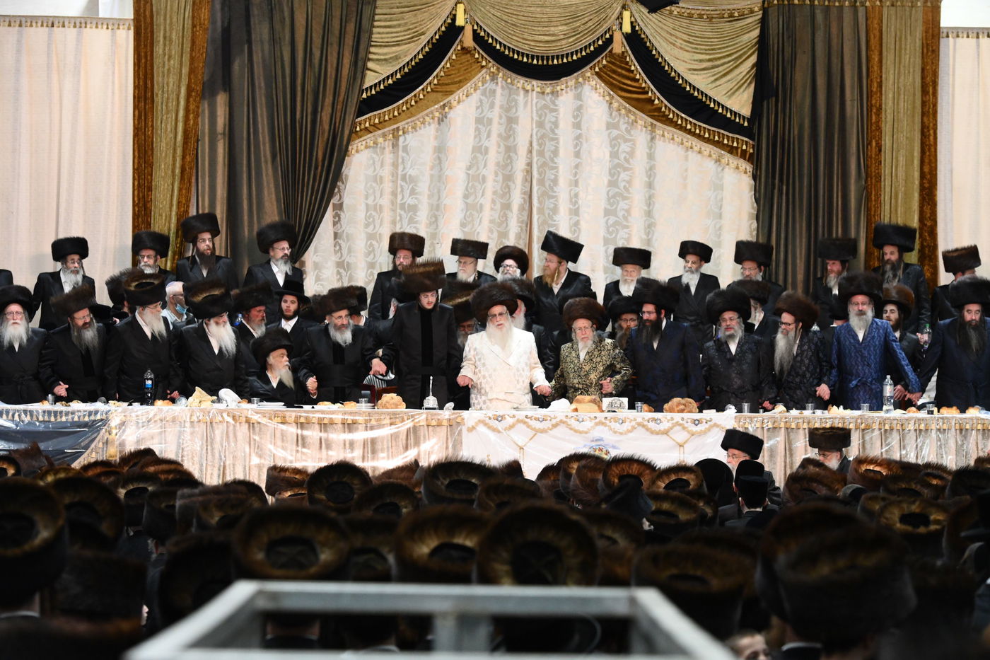 אלפי חסידי צאנז חגגו את נישואי נכדת האדמו"ר