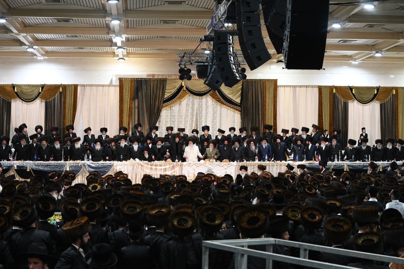 אלפי חסידי צאנז חגגו את נישואי נכדת האדמו"ר