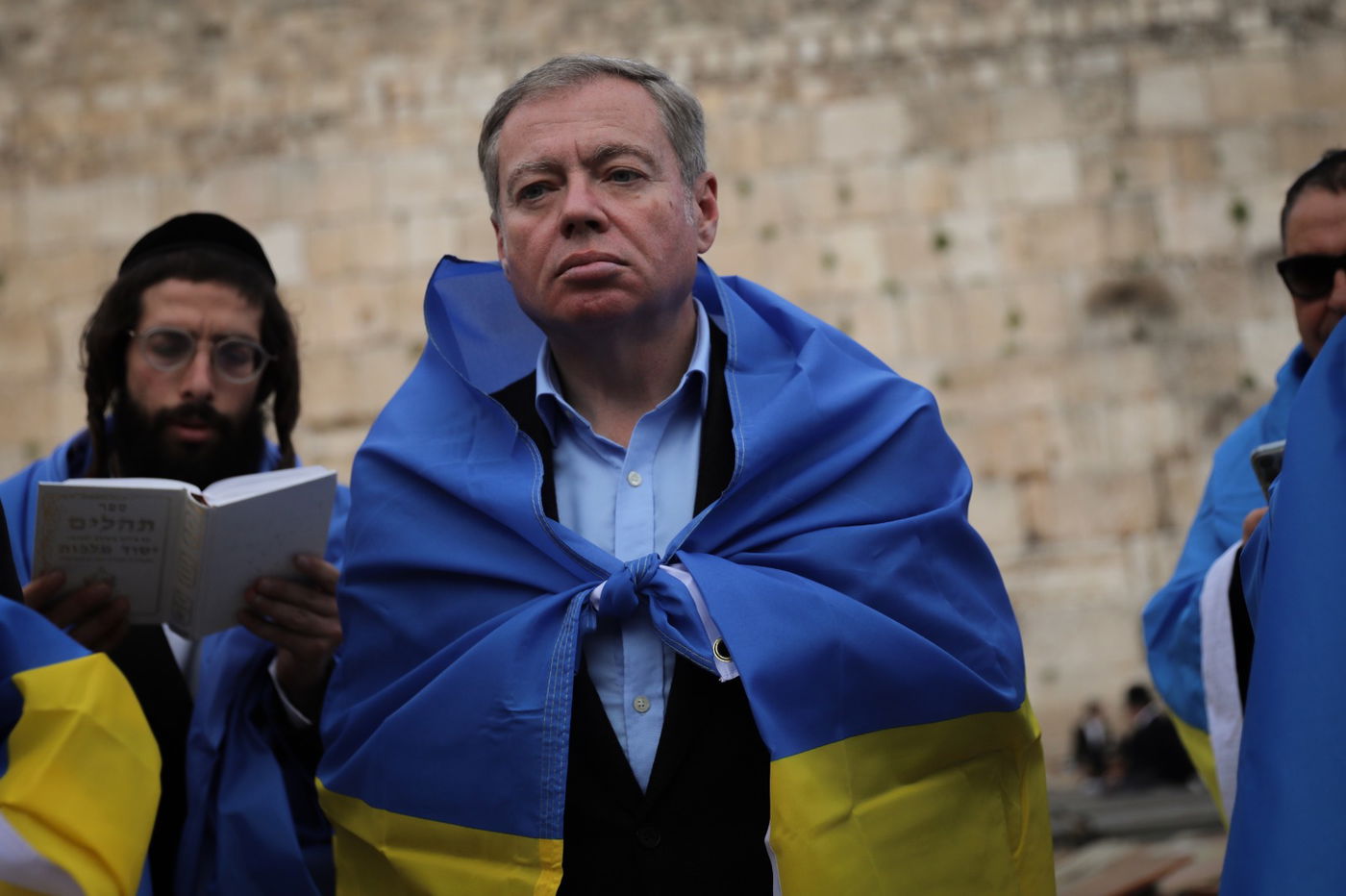 שגריר אוקראינה וחסידי ברסלב בתפילה בכותל • תיעוד