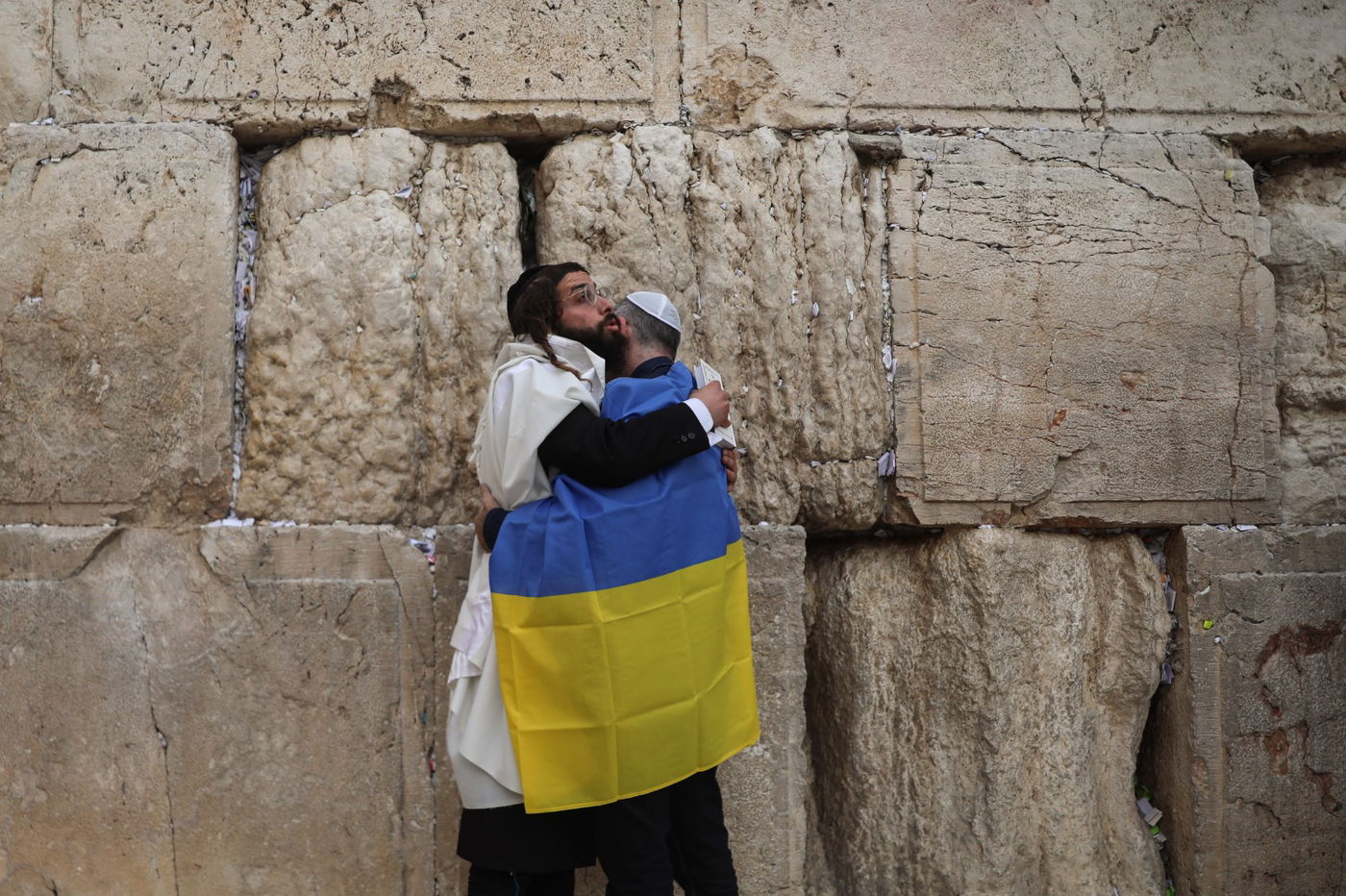 שגריר אוקראינה וחסידי ברסלב בתפילה בכותל • תיעוד