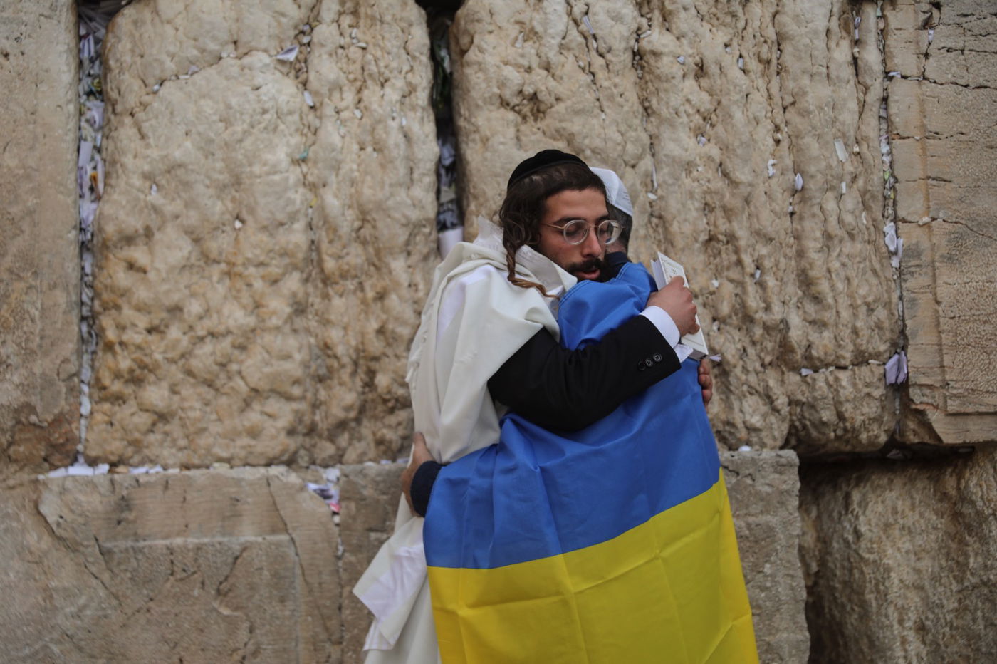 שגריר אוקראינה וחסידי ברסלב בתפילה בכותל • תיעוד