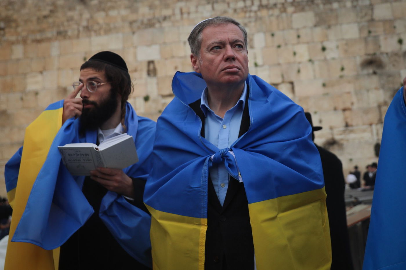 שגריר אוקראינה וחסידי ברסלב בתפילה בכותל • תיעוד