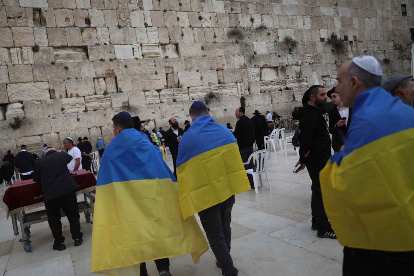 שגריר אוקראינה וחסידי ברסלב בתפילה בכותל • תיעוד