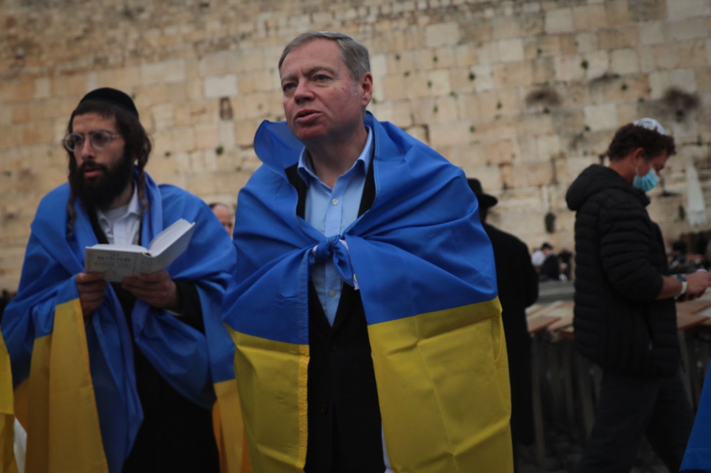 שגריר אוקראינה וחסידי ברסלב בתפילה בכותל • תיעוד
