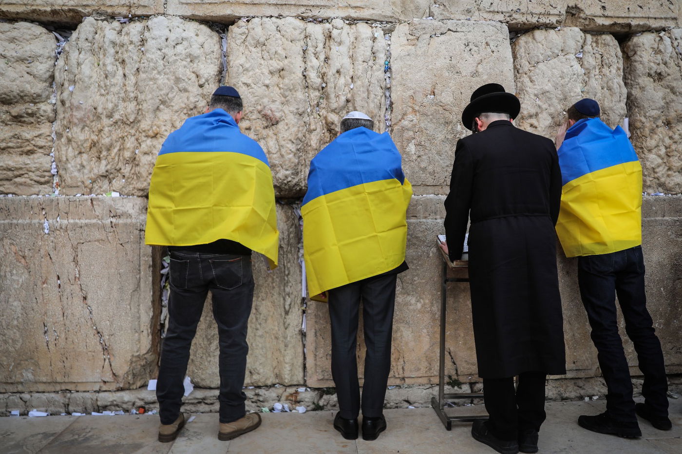 שגריר אוקראינה וחסידי ברסלב בתפילה בכותל • תיעוד