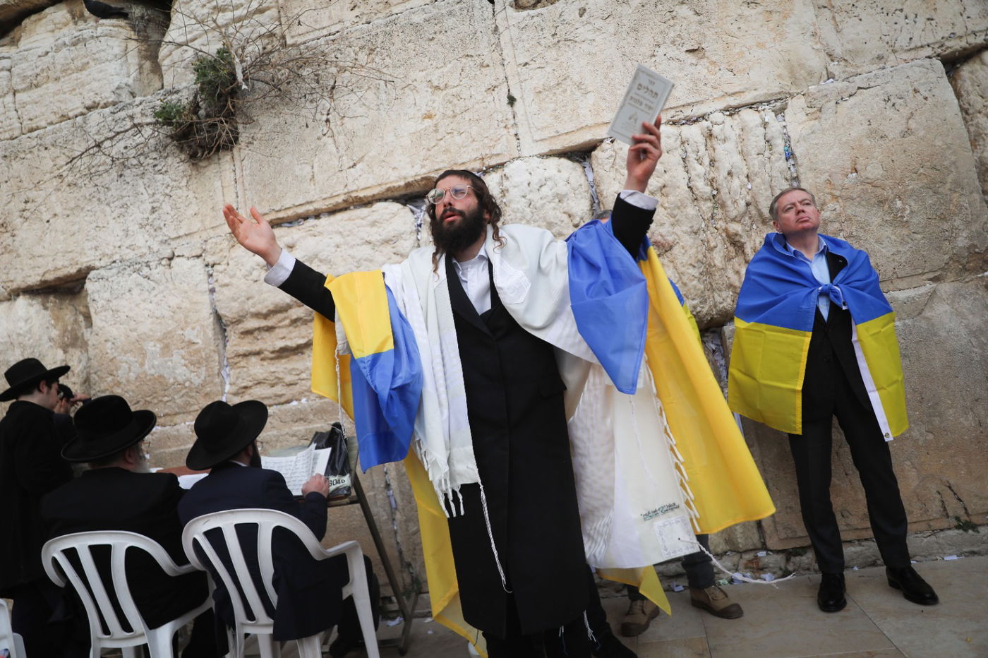 שגריר אוקראינה וחסידי ברסלב בתפילה בכותל • תיעוד