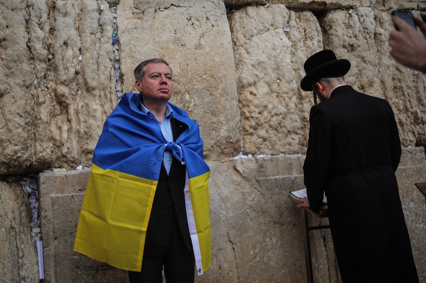 שגריר אוקראינה וחסידי ברסלב בתפילה בכותל • תיעוד