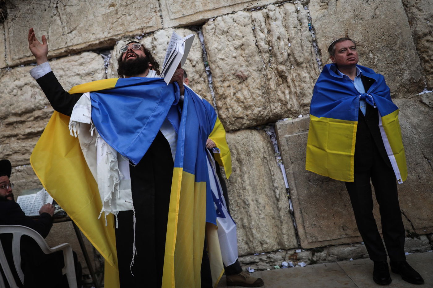 שגריר אוקראינה וחסידי ברסלב בתפילה בכותל • תיעוד