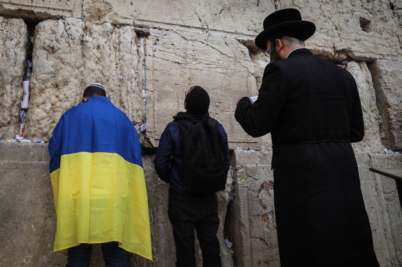 שגריר אוקראינה וחסידי ברסלב בתפילה בכותל • תיעוד
