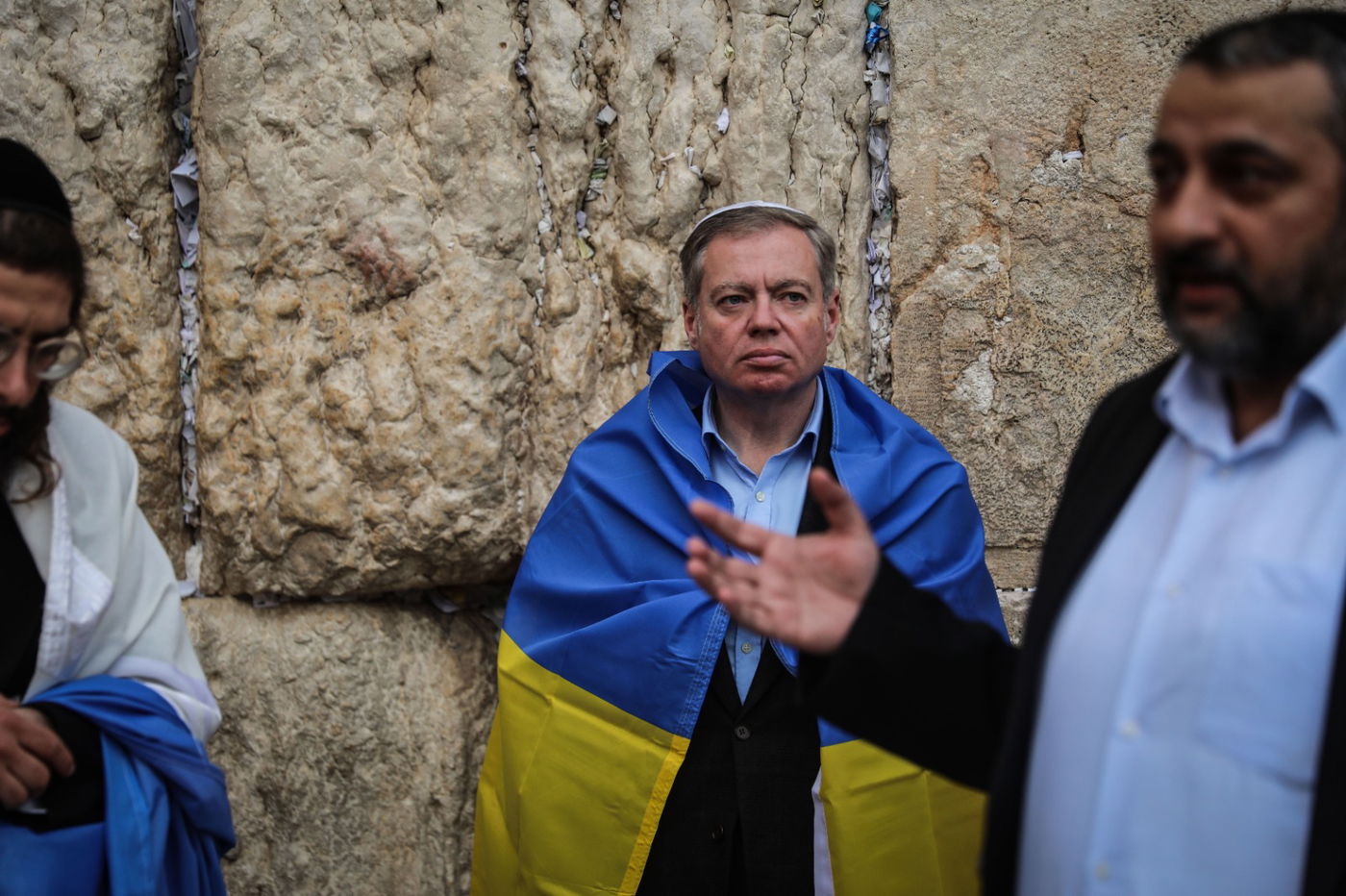 שגריר אוקראינה וחסידי ברסלב בתפילה בכותל • תיעוד