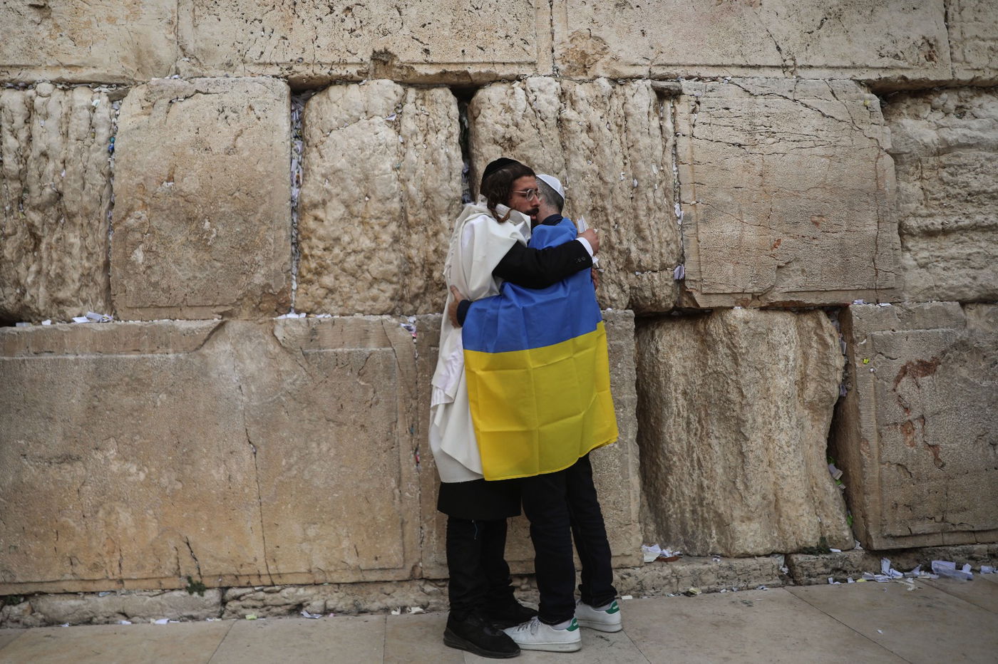 שגריר אוקראינה וחסידי ברסלב בתפילה בכותל • תיעוד