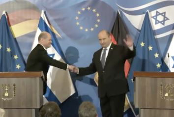 שולץ ובנט במסיבת העיתונים, היום