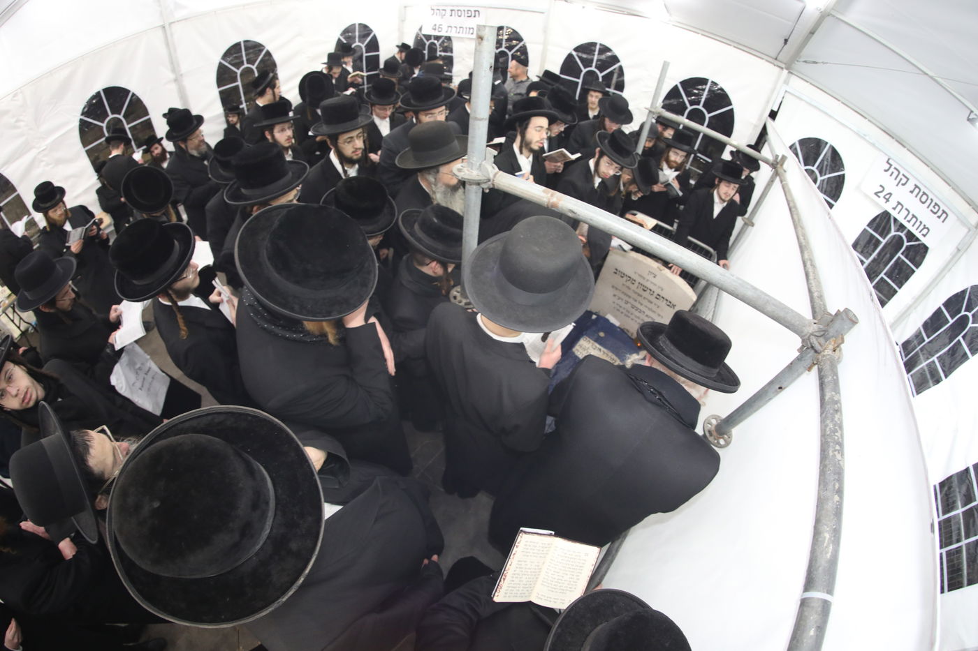 המונים בהילולת הרה"ק רבי אברהם גרשון מקיטוב זיע"א