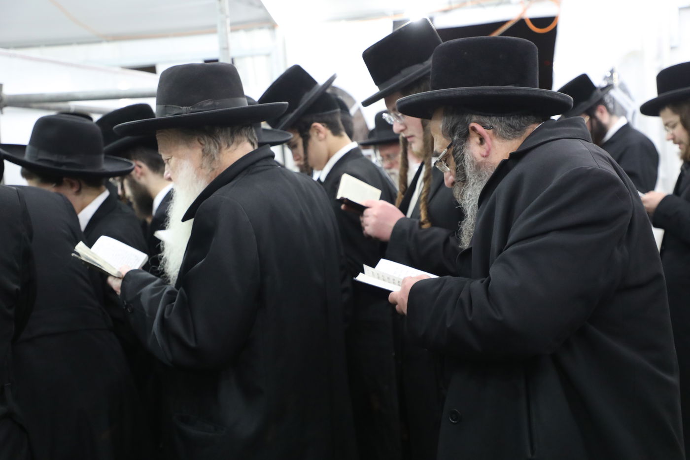 המונים בהילולת הרה"ק רבי אברהם גרשון מקיטוב זיע"א