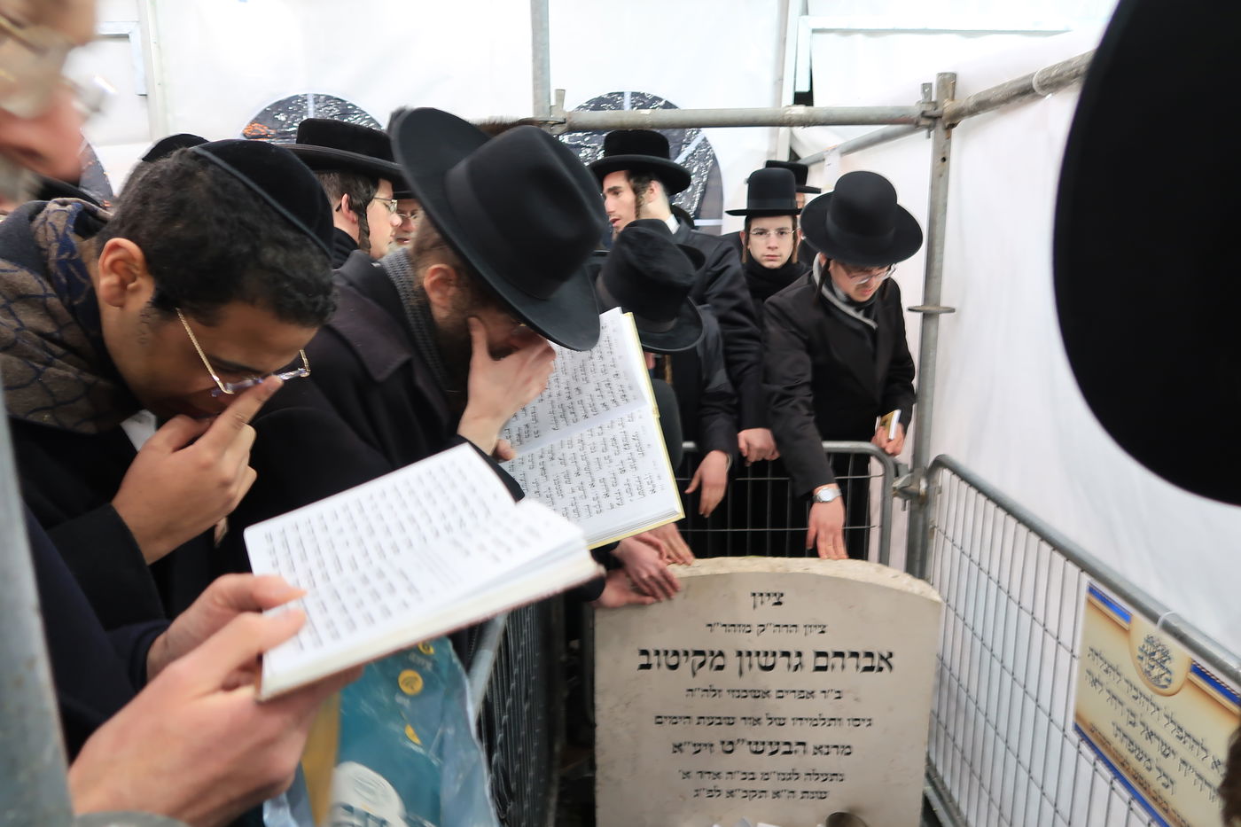 המונים בהילולת הרה"ק רבי אברהם גרשון מקיטוב זיע"א