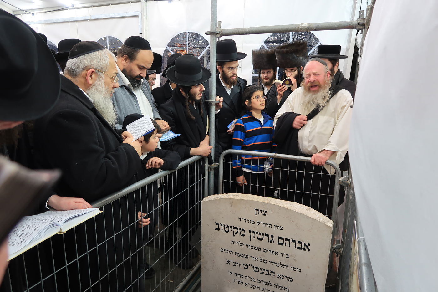 המונים בהילולת הרה"ק רבי אברהם גרשון מקיטוב זיע"א