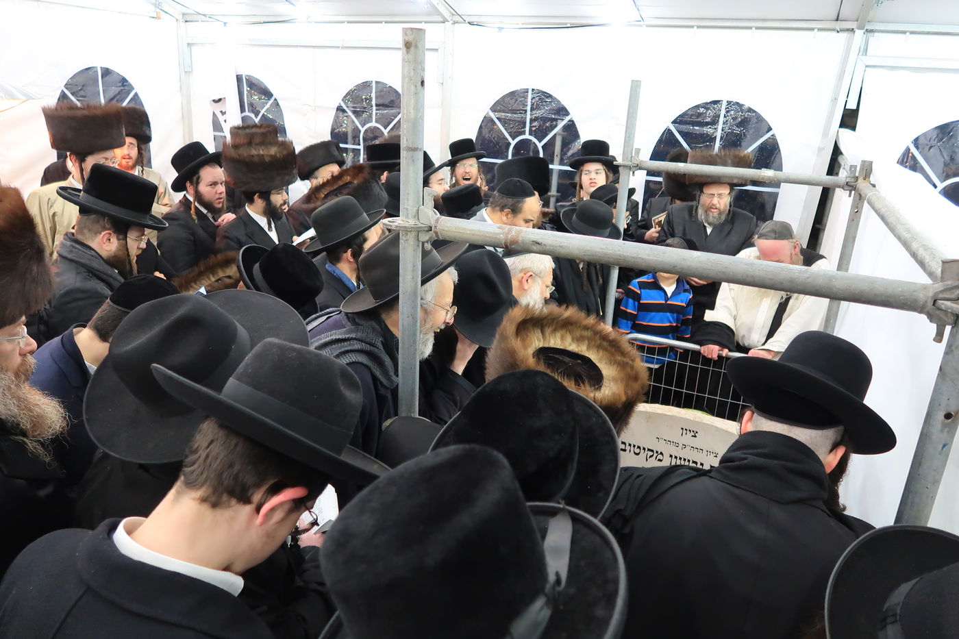 המונים בהילולת הרה"ק רבי אברהם גרשון מקיטוב זיע"א