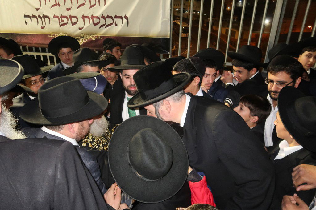 הראשון לציון השתתף: הכנסת ספר תורה לישיבת 'עטרת ראובן'