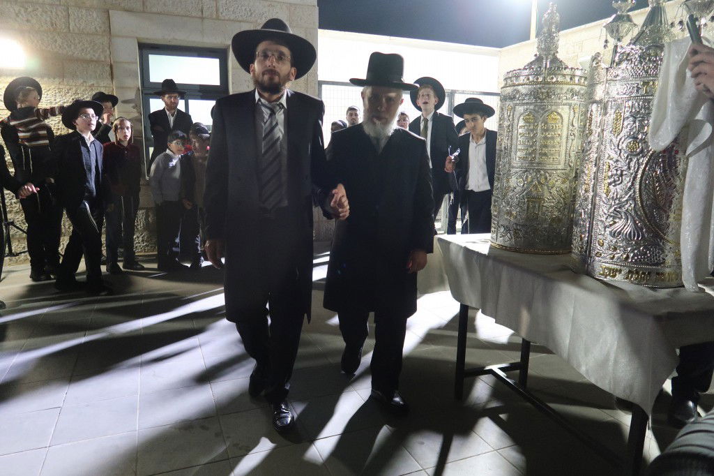 הראשון לציון השתתף: הכנסת ספר תורה לישיבת 'עטרת ראובן'