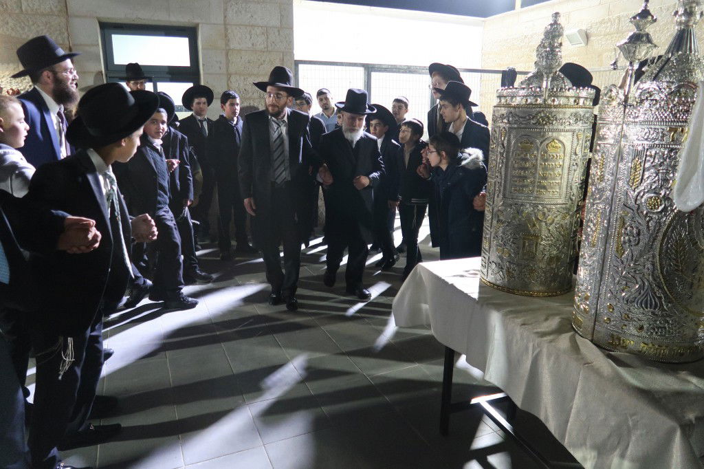 הראשון לציון השתתף: הכנסת ספר תורה לישיבת 'עטרת ראובן'