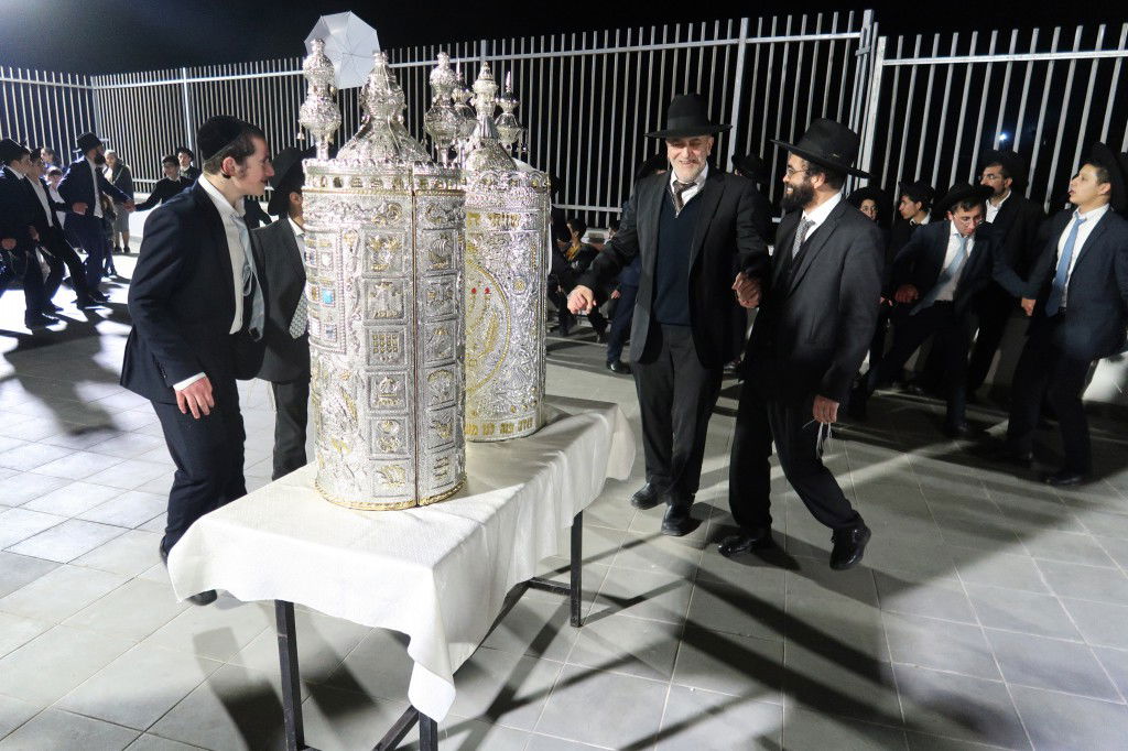 הראשון לציון השתתף: הכנסת ספר תורה לישיבת 'עטרת ראובן'