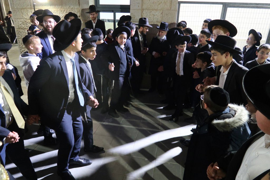 הראשון לציון השתתף: הכנסת ספר תורה לישיבת 'עטרת ראובן'