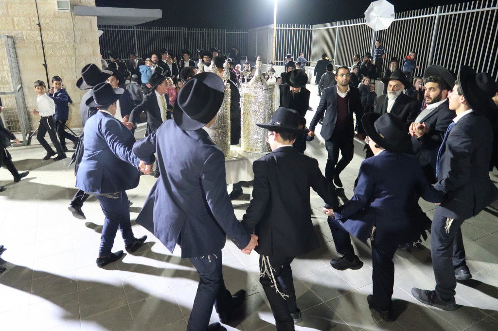 הראשון לציון השתתף: הכנסת ספר תורה לישיבת 'עטרת ראובן'