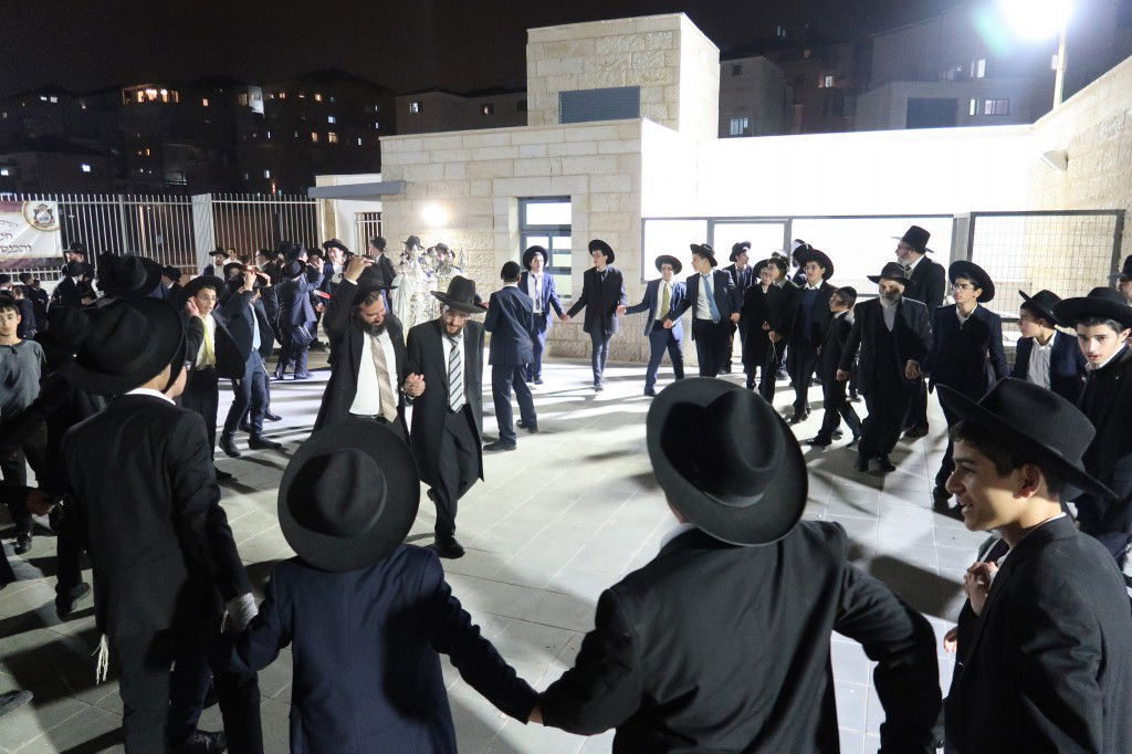 הראשון לציון השתתף: הכנסת ספר תורה לישיבת 'עטרת ראובן'