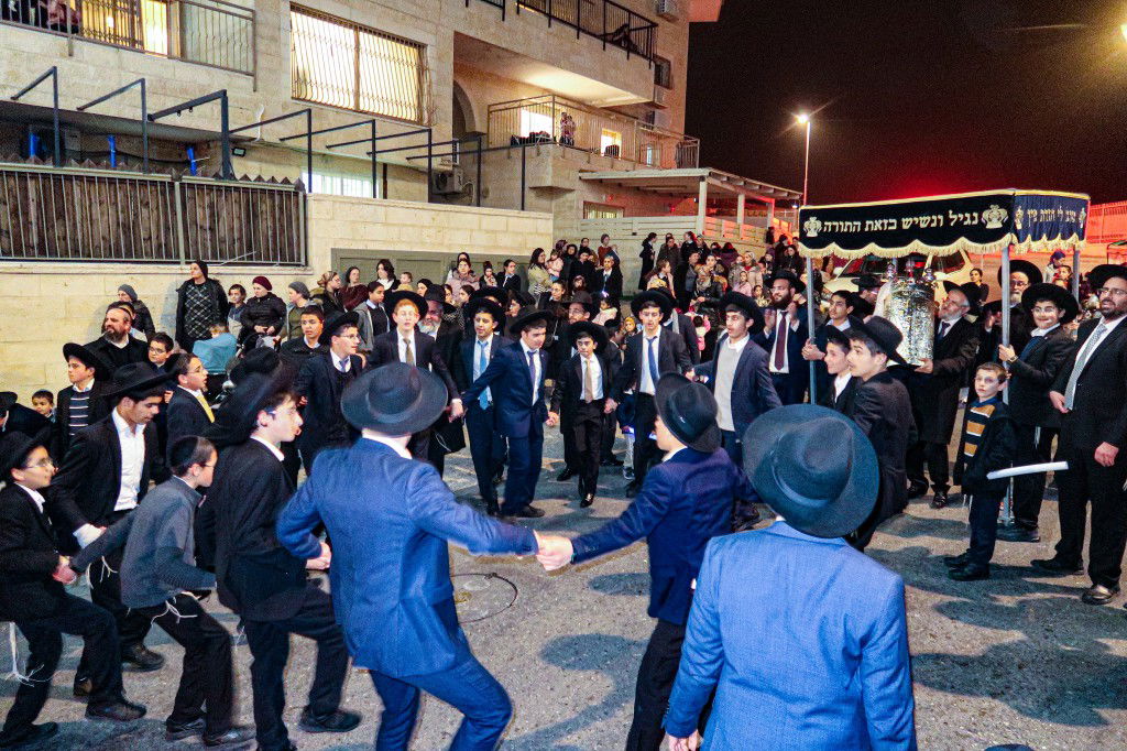 הראשון לציון השתתף: הכנסת ספר תורה לישיבת 'עטרת ראובן'