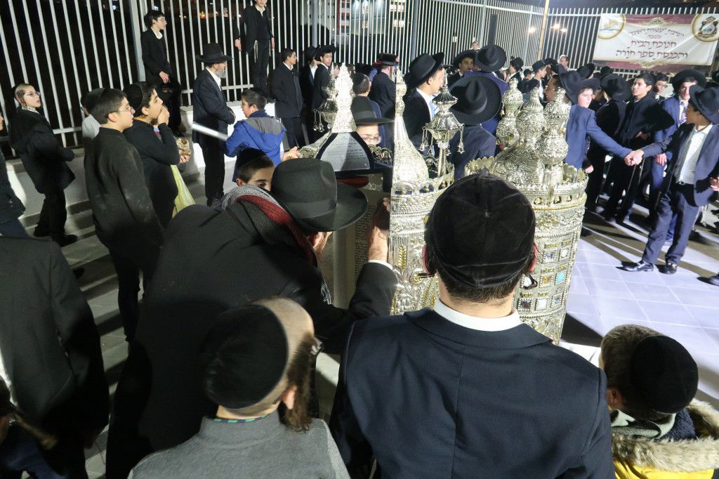 הראשון לציון השתתף: הכנסת ספר תורה לישיבת 'עטרת ראובן'