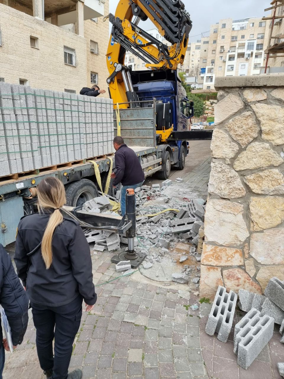 בלוקים נפלו על ראש פועל במודיעין עילית