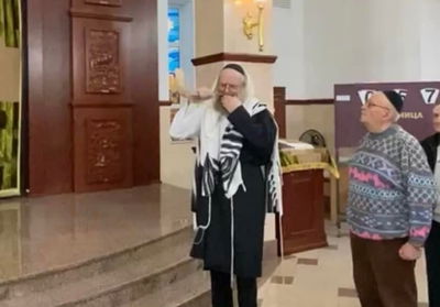 הרב נחום ערנטרוי, שליח חב"ד בז'פרוז'ה, תוקע בשופר, השבוע