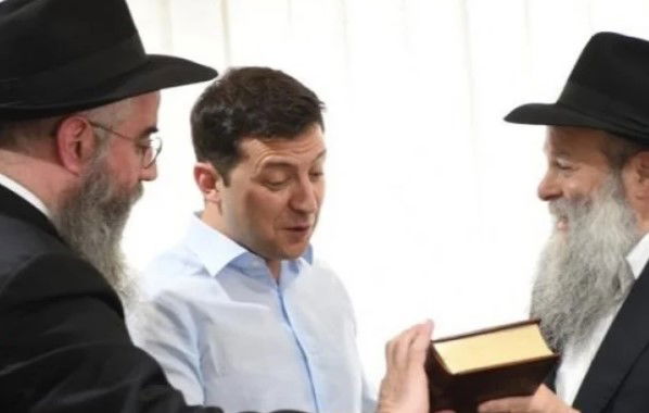 זלנסקי עם רבני חב"ד באוקראינה. משמאל: הרב וולף מאודסה. מימין הרב קמינצקי מדנייפרו
