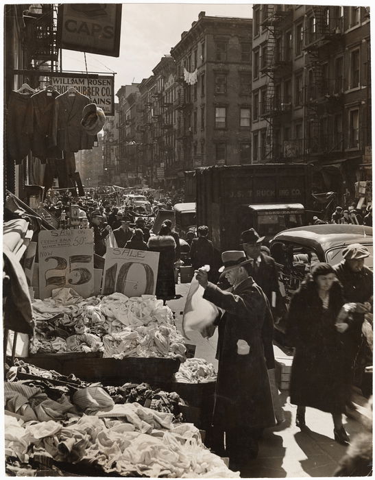 קניות שגרתיות בשכונה ביום סואן
