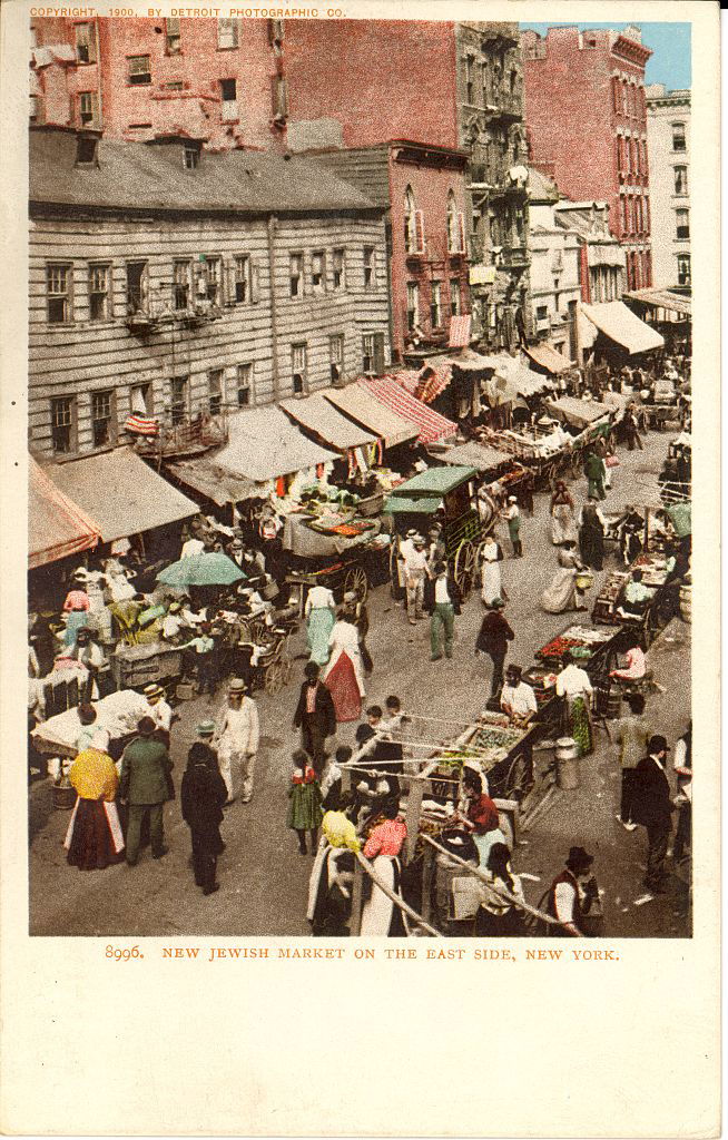 תמונה של ה'בזאר' היהודי מודפסת על גלויה