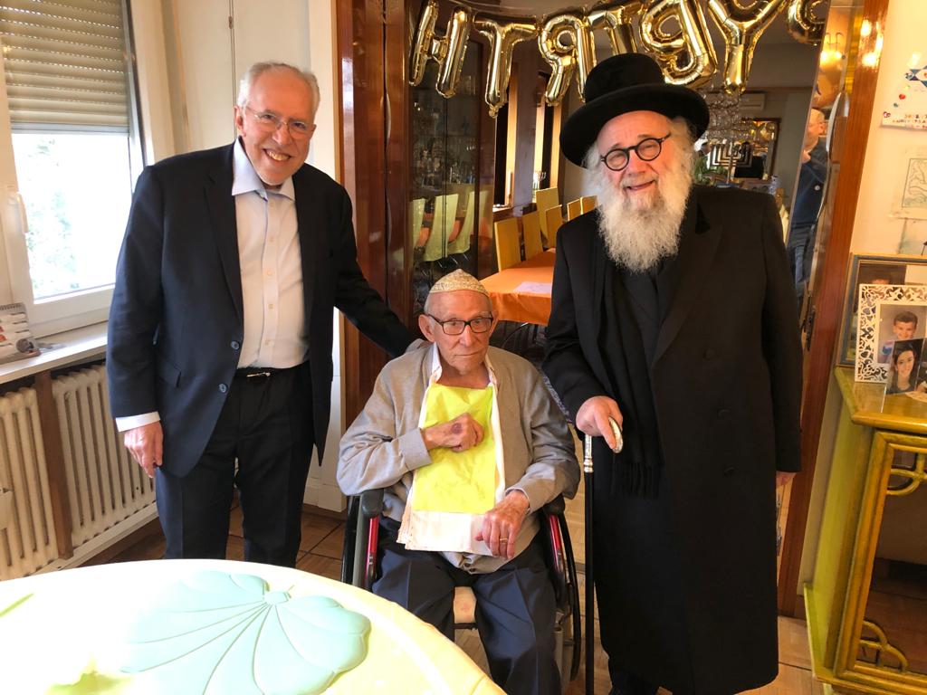 המיליארדר חגג 100; הגאב"ד הגיע לברך