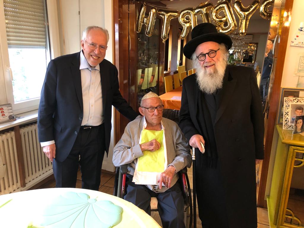 המיליארדר חגג 100; הגאב"ד הגיע לברך