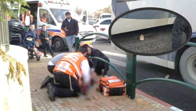 הטיפול בילדה - בעיגול: הנעל של הילדה מתחת לאוטובוס