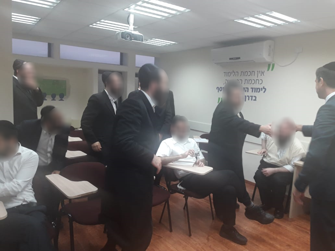 "חסידים, ליטאים, ספרדים, וחב"דניקים בסדנאות של ההוגה הנכרי דייל קרנגי"