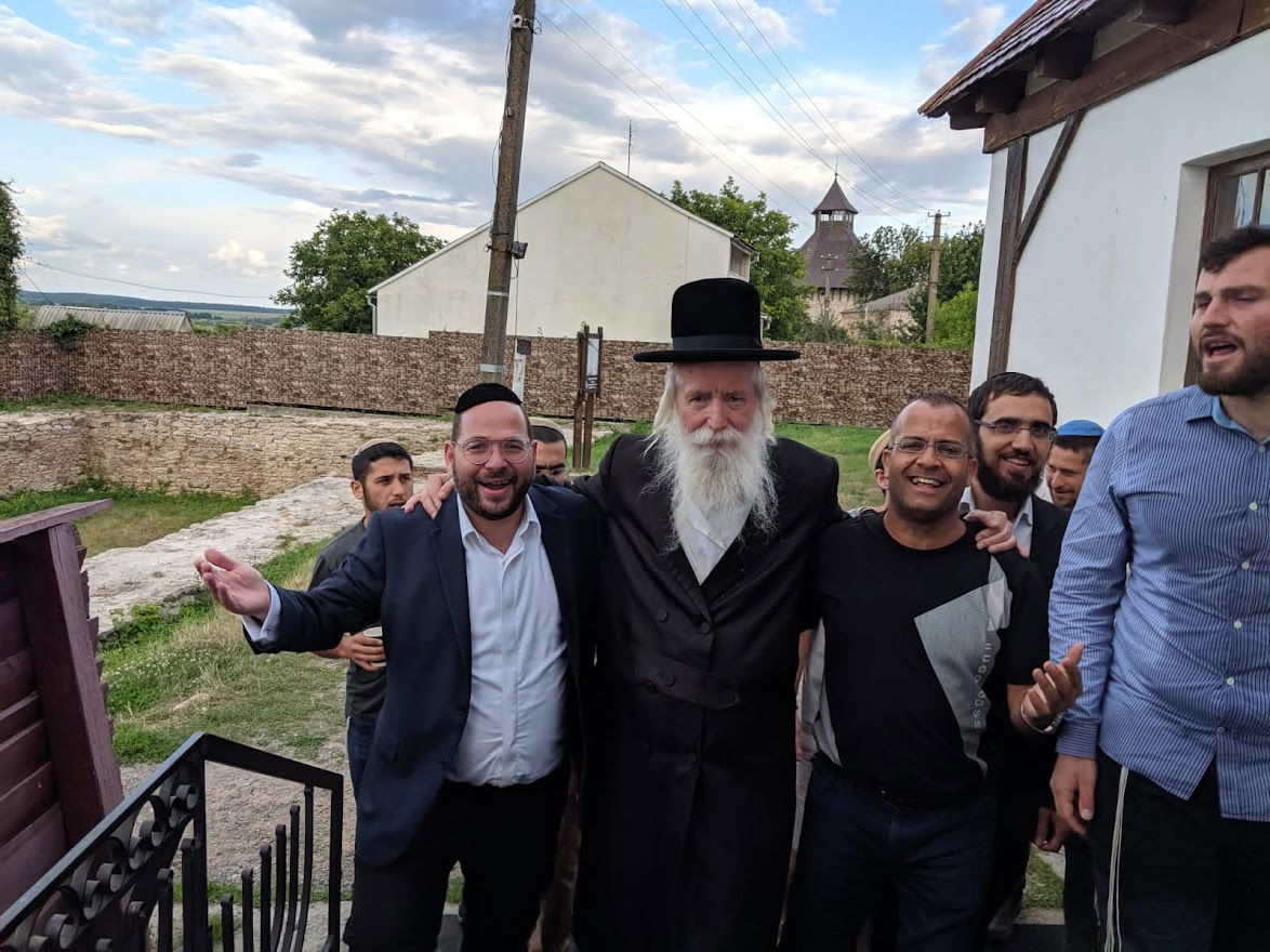 בכניסה לבית כנסת העתיק של הבעל שם טוב באוקרינה