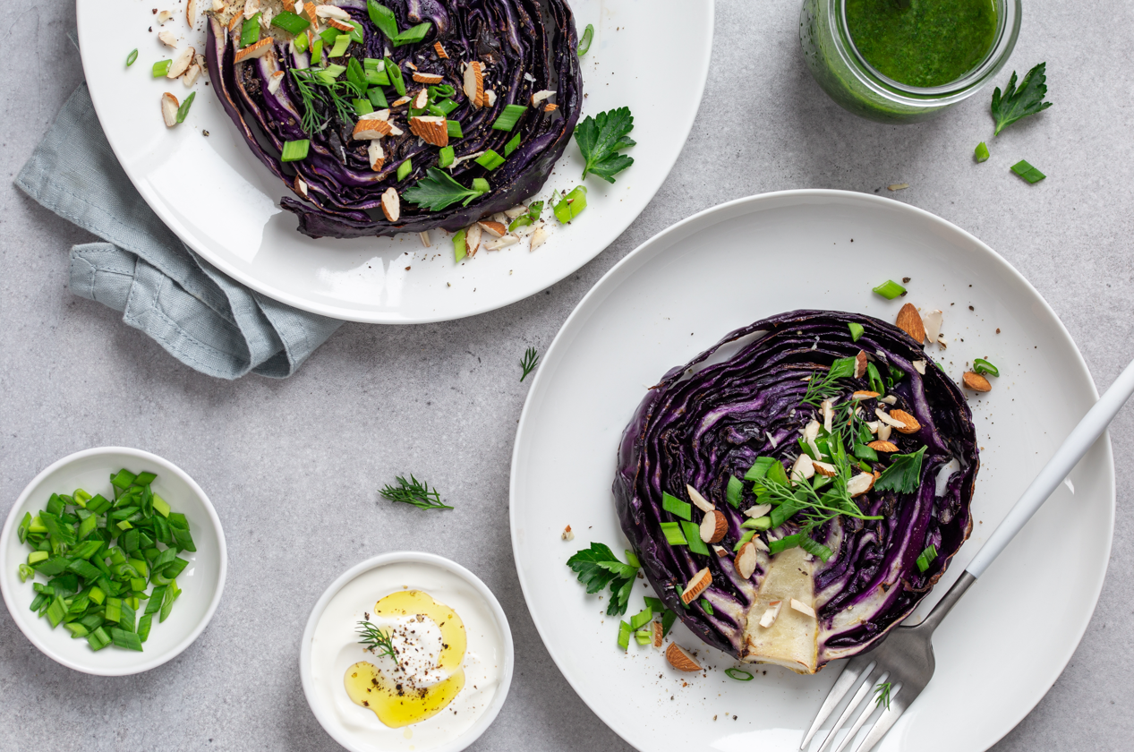 סטייקים של כרוב צלוי עם תבלין מפתיע ומקפיץ