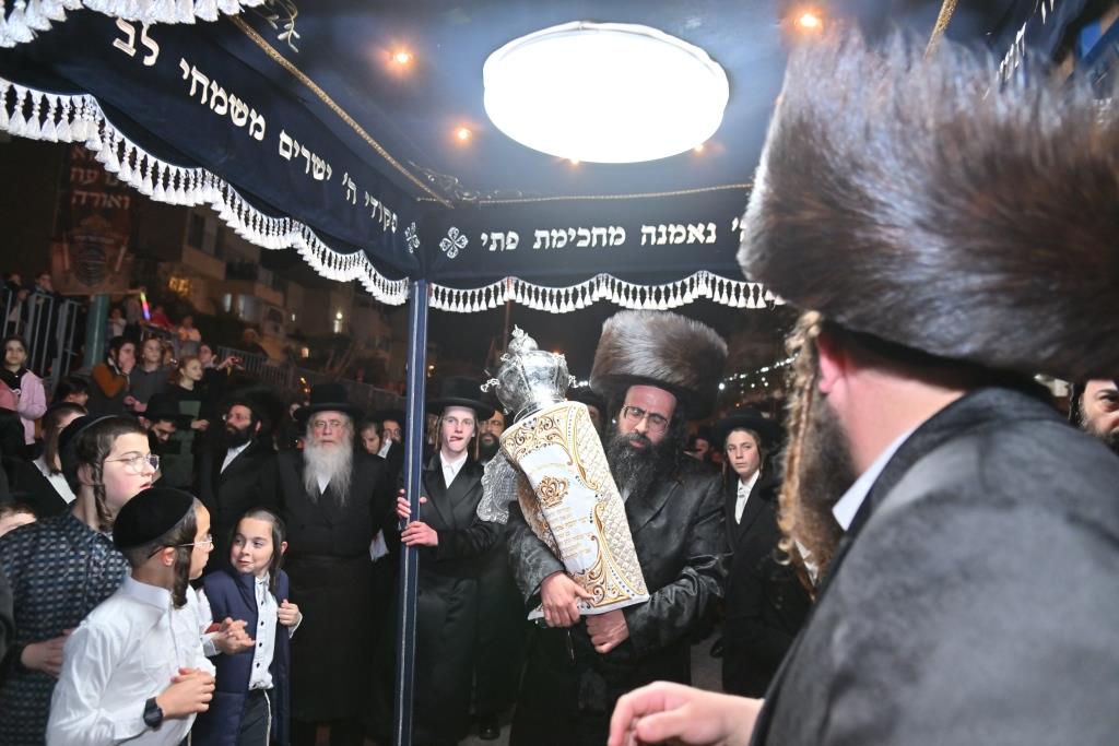 במאקווא באלעד הכניסו ספר תורה חדש