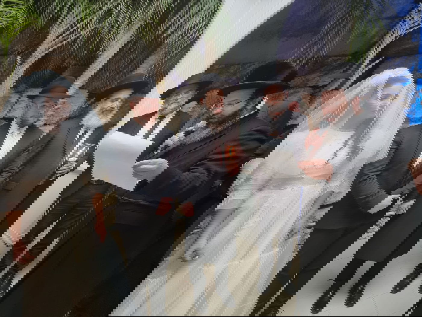 מזכה הרבים הרב יצחק פנגר חיתן את בנו • תיעוד