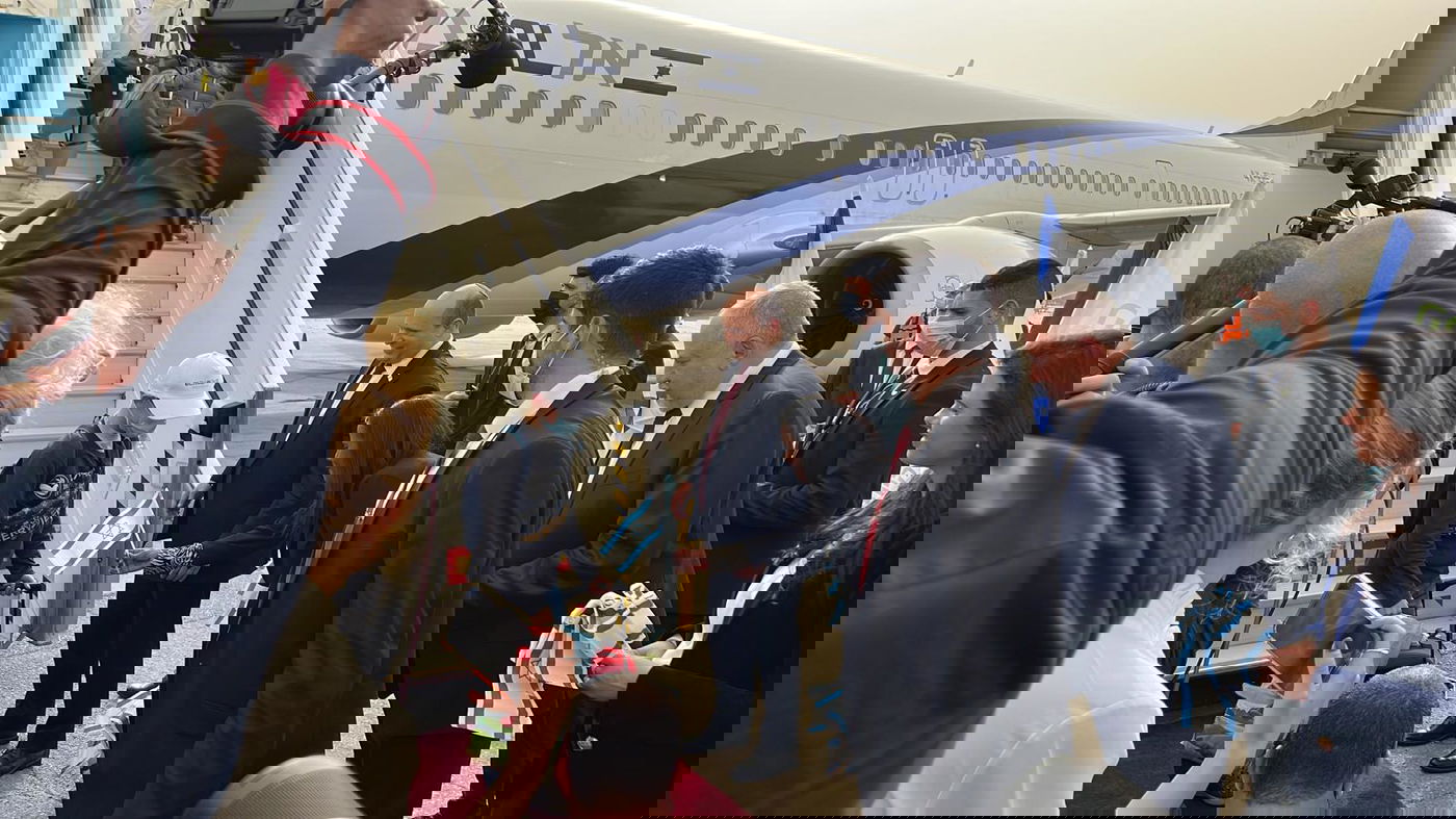 בנט מקבל את אחד הילדים בפתח המטוס